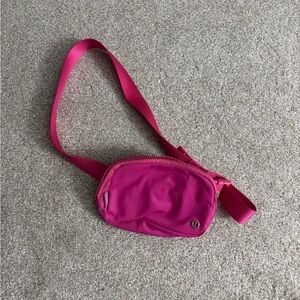 lululemon everywhere belt bag (sonic pink)